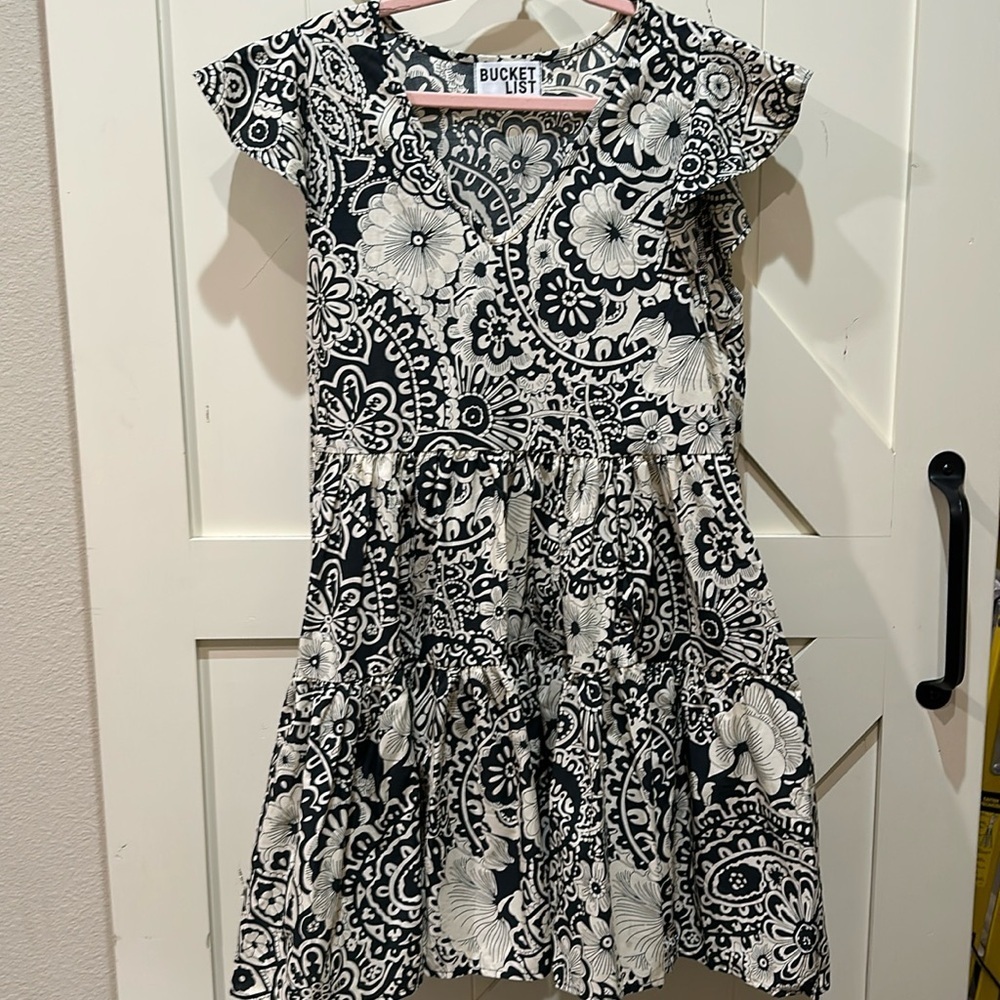 NWT boutique brand Bucket List V neck ruffle sleeved paisley tiered dress